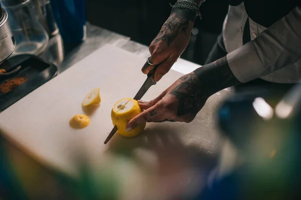 Cropped Image Bartender Cutting Lemon Drinks — Stock Photo, Image