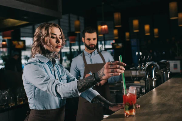 Tetovaný Barman Uvedení Brčka Sklenici Pitím Alkoholu Baru — Stock fotografie