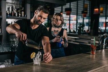 Genç barmenler, alkollü içecekler bar counter hazırlanıyor