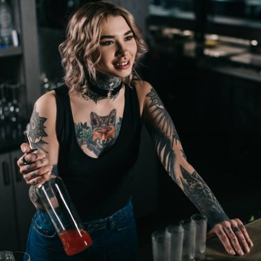 alkol tutarak ve uzağa arıyorsunuz dövmeli barmen