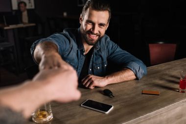 ziyaretçi ve sayaç bar, yumruk çarpmak barmen kırpılmış görüntü