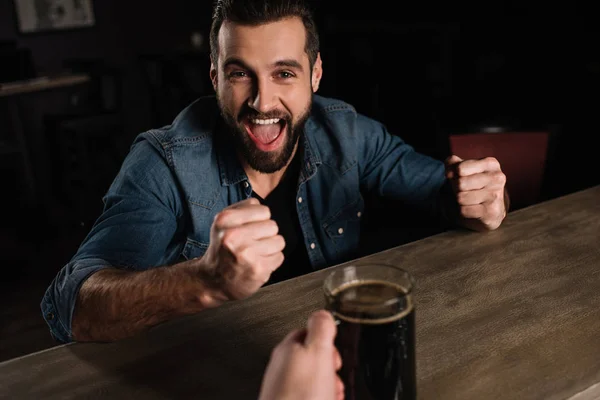 Camarero Dando Cerveza Visitante Mostrando Gesto — Foto de stock gratis