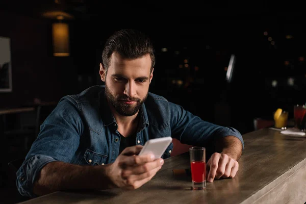 Visitante Sentado Mostrador Bar Mirando Teléfono Inteligente — Foto de Stock