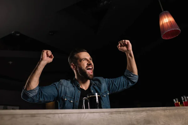 Visitante Gritando Mostrador Del Bar Mostrando Gesto Mientras Partido Fútbol —  Fotos de Stock