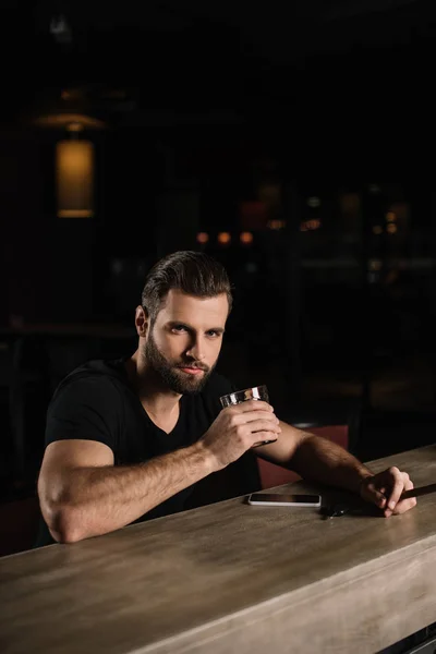 Hombre Sentado Mostrador Del Bar Sosteniendo Vaso Whisky Cigarro — Foto de Stock