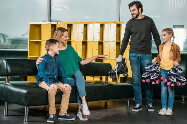 Padre e hija trajeron patines para la familia en el parque de skate — Foto de stock gratis