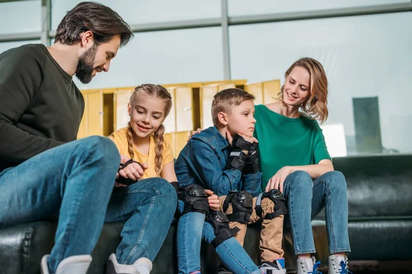 Familj vilar på soffan innan skridskor i rullen skridskor i skatepark — Stockfoto