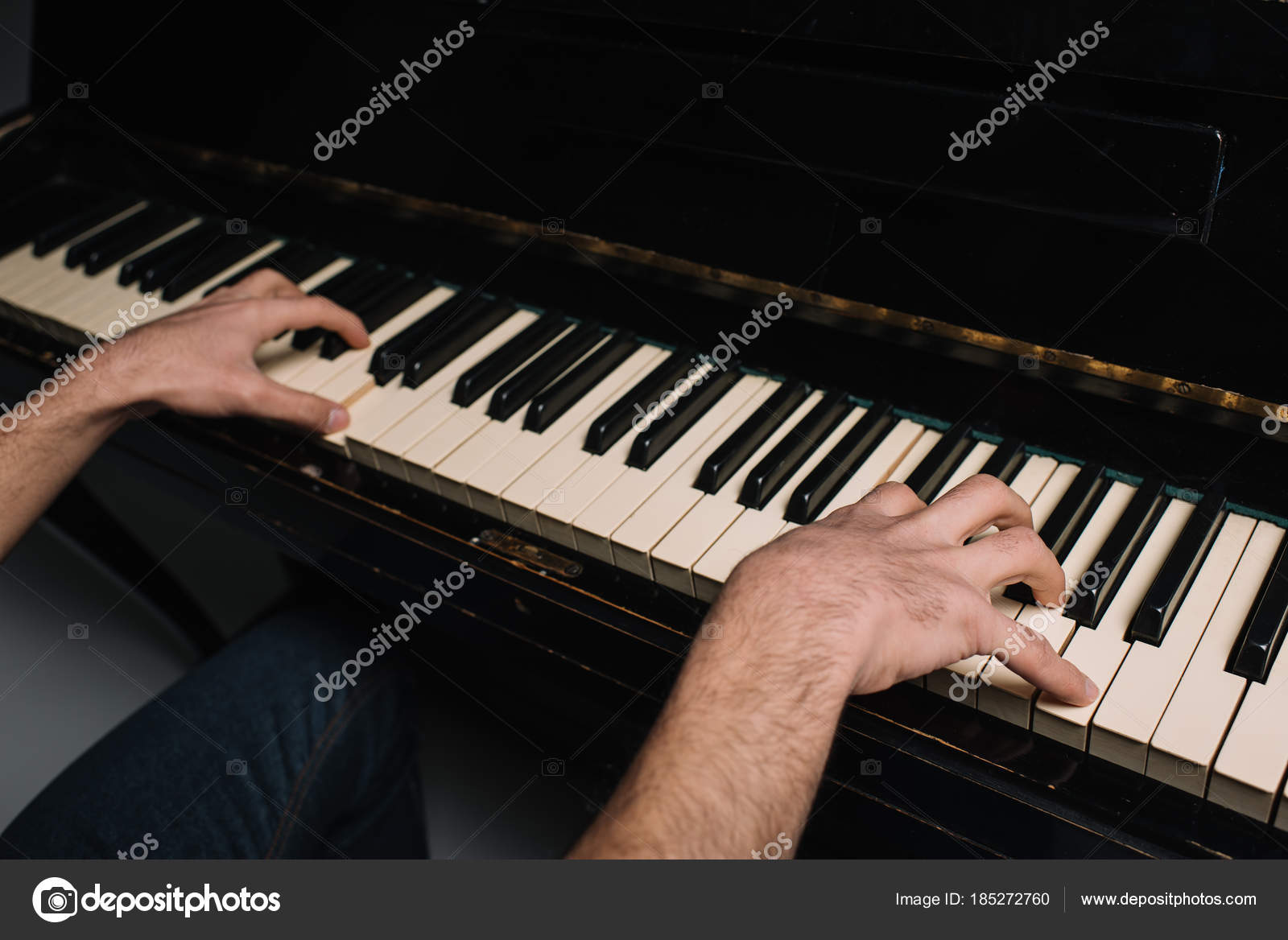 Пианист Стоковое Фото ©VitalikRadko 185272760