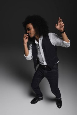 sanatsal müzisyen armonika çalmaya yüksek açılı görünüş