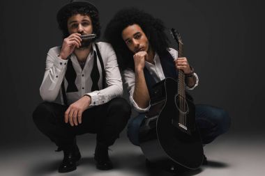 müzisyenler gitar ve mızıka otururken hiç bir şey ile düet