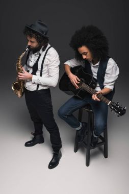 düet saksafon ve akustik gitar çalmaya müzisyenlerin görünümünü yüksek açı