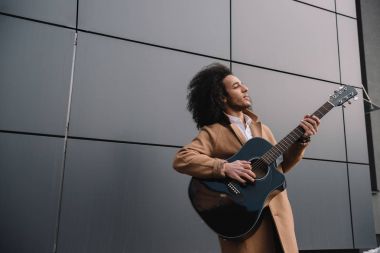 Afrikalı Amerikan sokak müzisyen oyun gitar açık havada