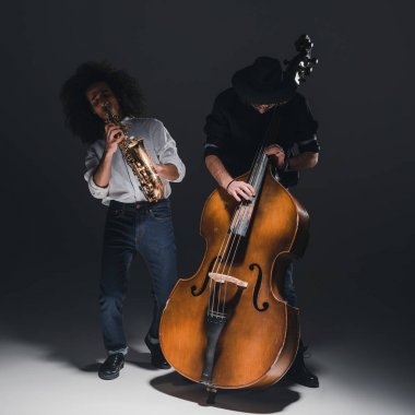 trompet ve saksafon siyah oynayan genç jazzmen düet