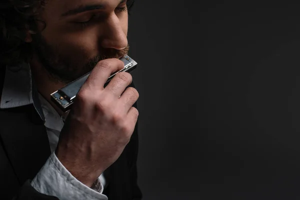 A jóképű zenész játszik szájharmonika, fekete közeli portré — Stock Fotó
