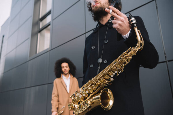 дуэт уличных музыкантов стоя на улице
