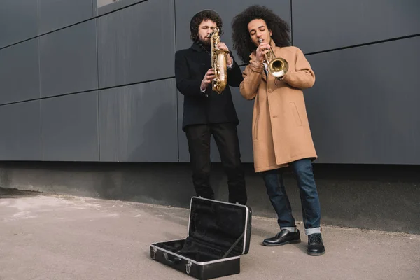 Duett av gatumusikanter spela trumpet och saxofon utomhus — Stockfoto