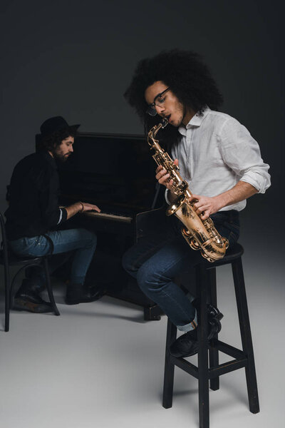 Дуэт Мбаппе на черном
