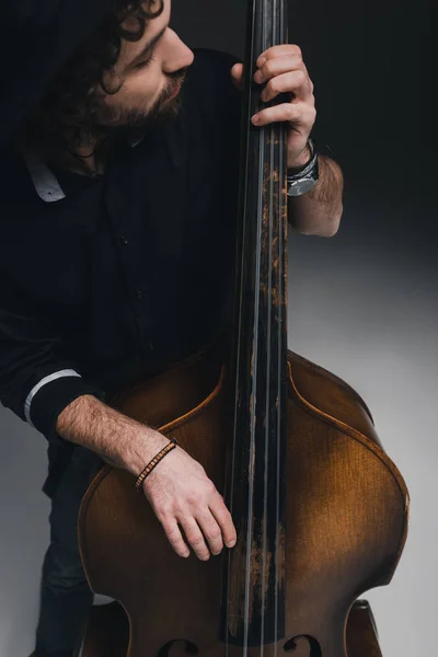 Joven músico guapo tocando el bajo standup — Foto de Stock