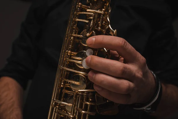 Beskuren bild av jazzman spela saxofon — Stockfoto