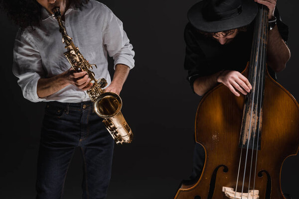 Dueto de jazzmen tocan violonchelo y saxo en negro — Foto de Stock