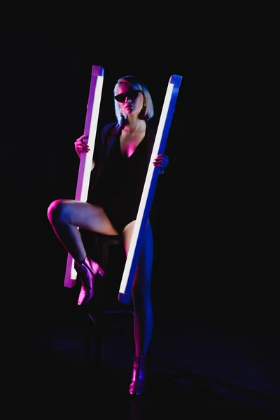 Elegante Belleza Posando Con Dos Lámparas Ultra Violeta Para Disparar — Foto de Stock