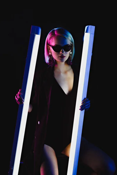 Стильная Девушка Позирует Двумя Ультрафиолетовыми Лампами Моды Съемки Изолированные Черном — Бесплатное стоковое фото
