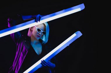 moda model siyah izole iki ultraviyole lambalar ile poz