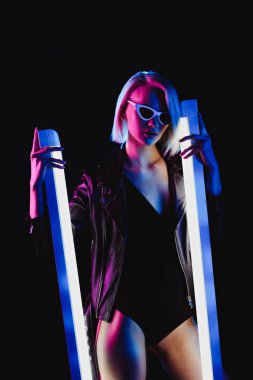 moda kız içinde güneş gözlüğü siyah izole iki ultra violet lambalar ile poz