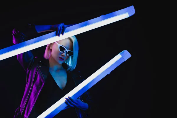 Modelo Moda Posando Con Dos Lámparas Ultravioletas Aisladas Negro — Foto de Stock