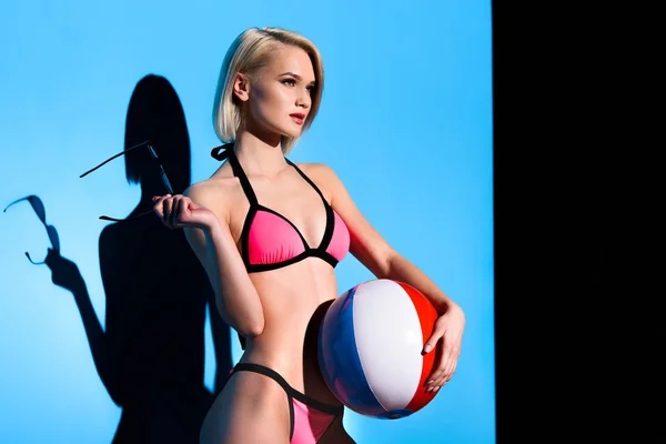 Beautiful Girl Posing Swimsuit Beach Ball Fashion Shoot — Stock Photo, Image