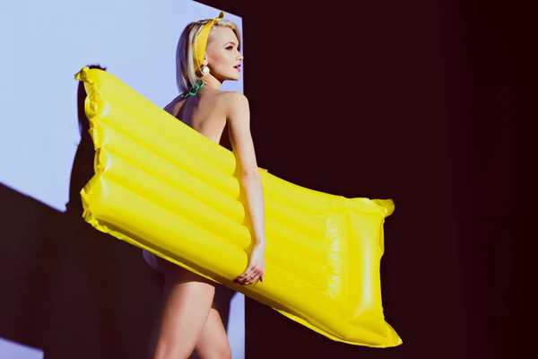 Menina Posando Com Colchão Inflável Amarelo Para Tiro Moda — Fotografia de Stock