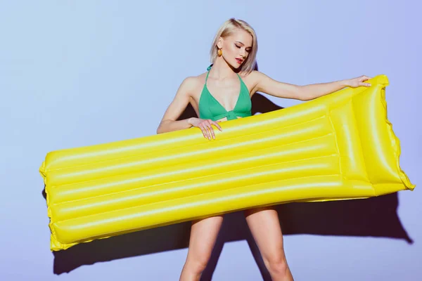 Stilvolle Schöne Mädchen Posiert Bikini Mit Aufblasbarer Matratze Auf Lila — Stockfoto