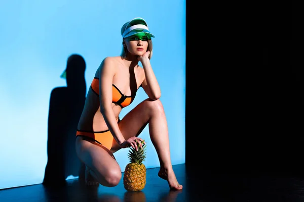 Attraktiva Flicka Poserar Baddräkt Och Sun Visor Med Ananas Blå — Stockfoto