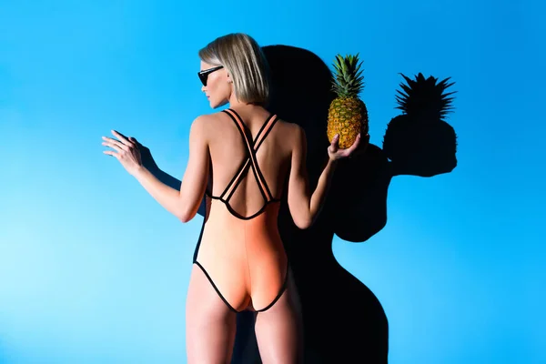 Back View Girl Posing Swimsuit Sunglasses Pineapple Blue — Stock Photo, Image