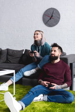 video oyun evde oynarken mutlu dövmeli Çift 