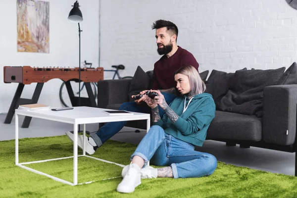Dövmeli Çift Oturma Odasında Bilgisayar Oyunu Oynamak — Stok fotoğraf