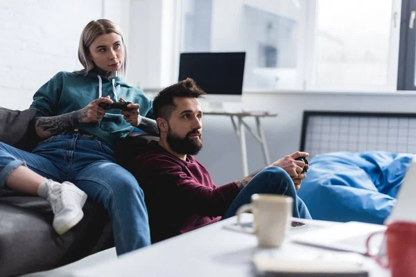 Pareja Tatuada Jugando Videojuego Casa — Foto de Stock