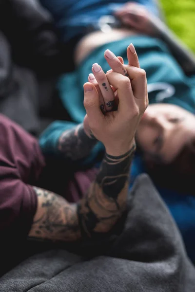 Cropped Image Tattooed Couple Holding Hands — Stock Photo, Image