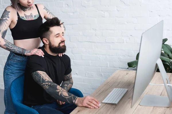 Imagem Cortada Namorada Tatuada Tocando Namorado Perto Mesa Com Computador — Fotografia de Stock