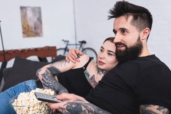 Liebevolles Tätowiertes Paar Vor Dem Fernseher Mit Popcorn Hause — Stockfoto