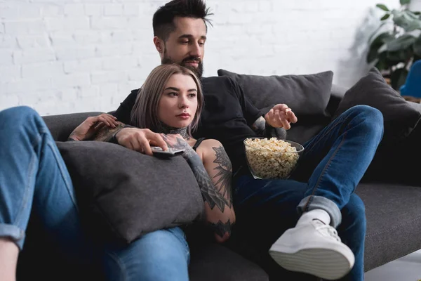 Wytatuowany Para Oglądania Filmu Popcornu Domu — Zdjęcie stockowe