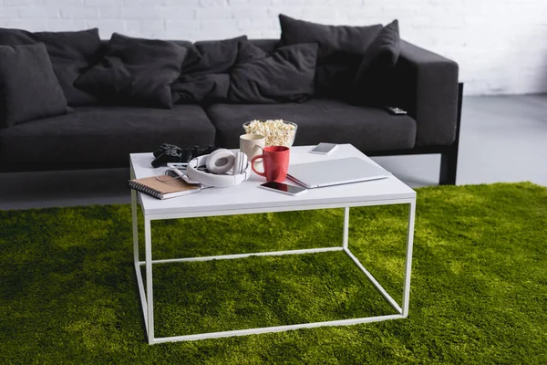Sofá Cinza Mesa Branca Com Tapete Verde Sala Estar — Fotografia de Stock