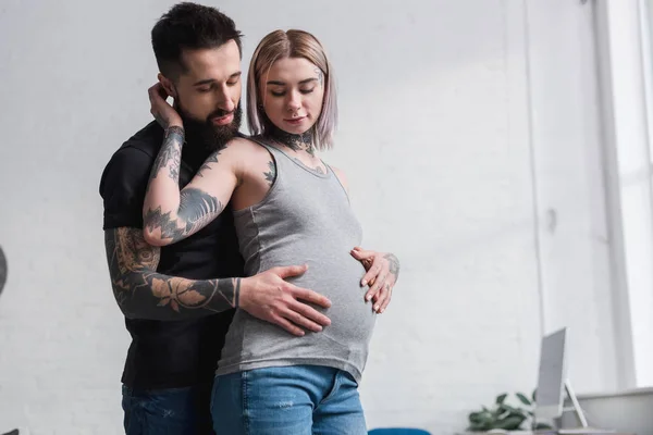 Tattooed Boyfriend Hugging Pregnant Girlfriend Back Home — Stock Photo, Image