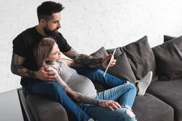 Pregnant Girlfriend Looking Tablet Boyfriend Living Room — Stock Photo, Image