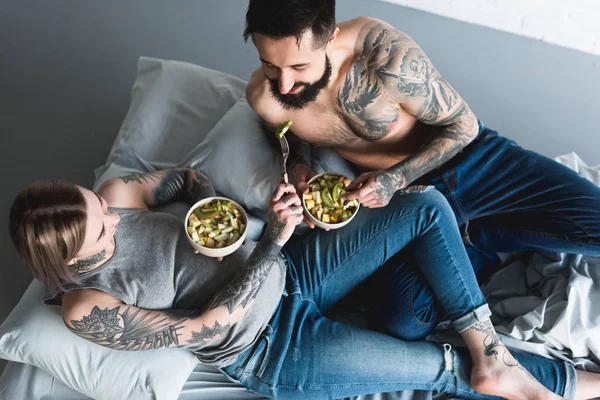 Bovenaanzicht Van Getatoeëerd Paar Salade Eten Thuis — Stockfoto