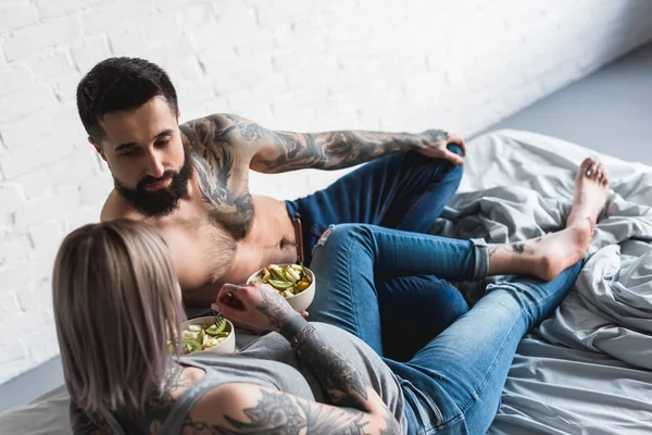 Ciąży Tatuażem Dziewczyna Jedzeniu Sałatkę Chłopakiem Domu — Darmowe zdjęcie stockowe