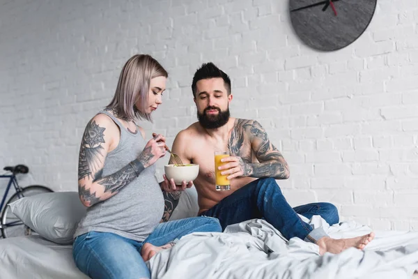 Zwangere Getatoeëerd Vriendin Salade Eten Bed — Gratis stockfoto