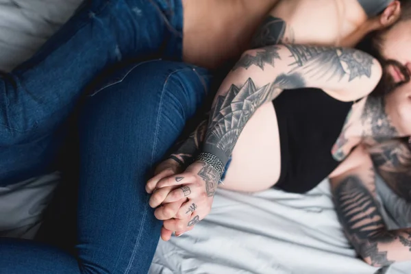 Imagem Cortada Casal Tatuado Mãos Dadas Cama — Fotografia de Stock