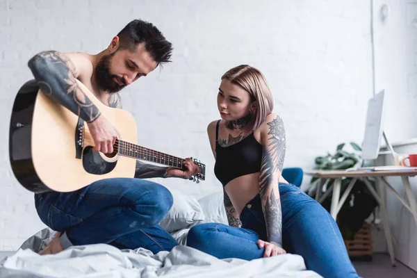 Tatuato Fidanzato Suonare Chitarra Fidanzata Camera Letto — Foto Stock