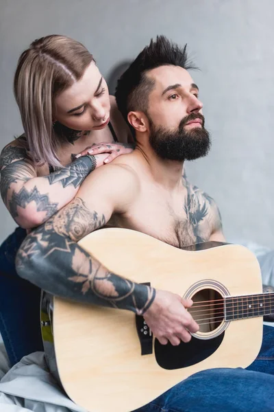 Petit Ami Jouer Guitare Pour Petite Amie Tatouée Maison — Photo